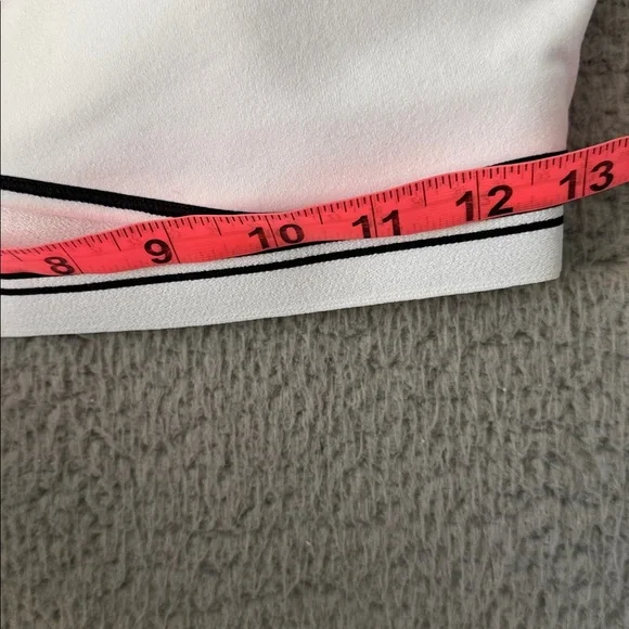 ALO Yoga Airbrush Heart Throb Bra White and Black Trim Sports Bra Size M - Picture 3 of 5